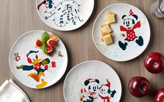 Disney Holiday Plate Set $29.98