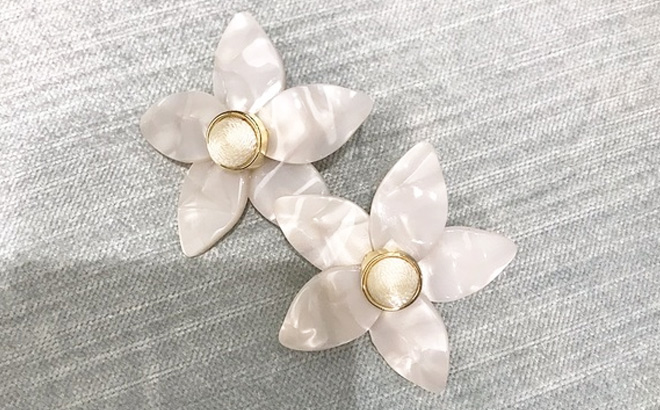 Mini amariella flower on sale stud resin earrings