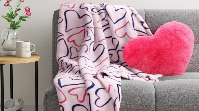 1 Room Essentials Printed Outlined Hearts Plush Throw Blanket