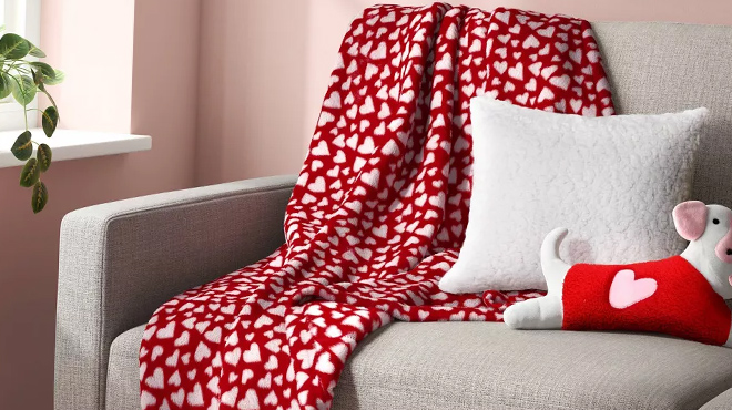 3 Room Essentials Printed Red Paper Cut Hearts Plush Throw Blanket