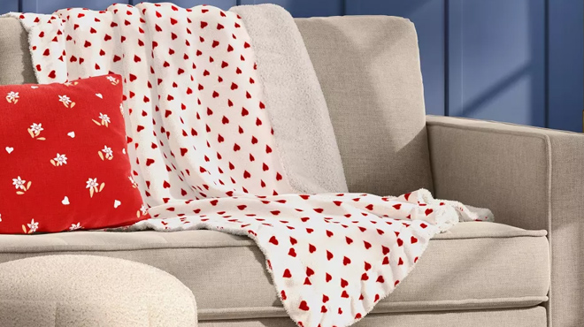 6 Threshold Mini Hearts Printed Plush Throw Blanket