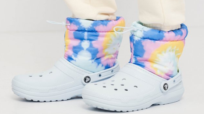 Crocs Tie Dye Classic Lined Neo Puff Boots