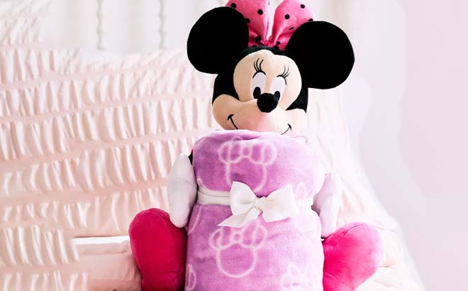 Disneys Minnie Mouse Buddy Throw Set