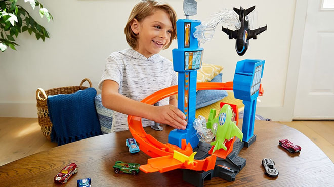 Hot Wheels Jet Jump Airport Playset