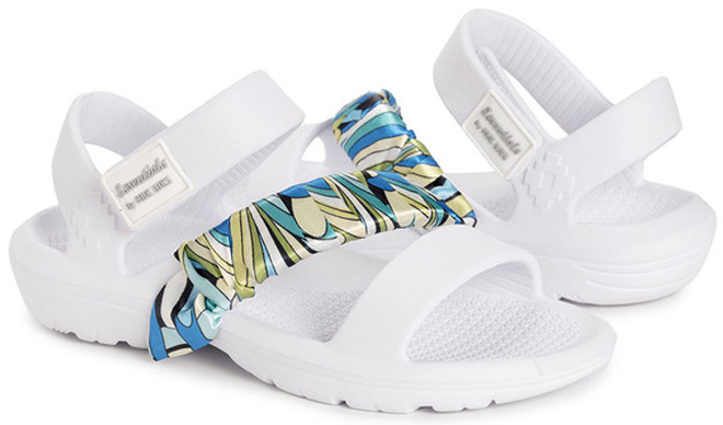 Muk Luks Womens White Blue Abstract Surf Sandal 1