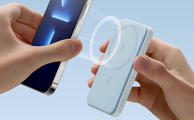 Image Illustration of Attaching an Anker Magnetic Portable Charger to the Back of the Phone