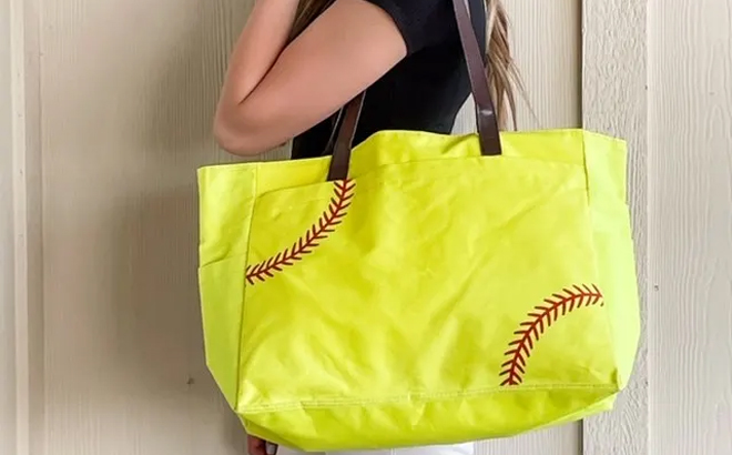 Persong Holding Baseball And Softball Shoulder Bag 1