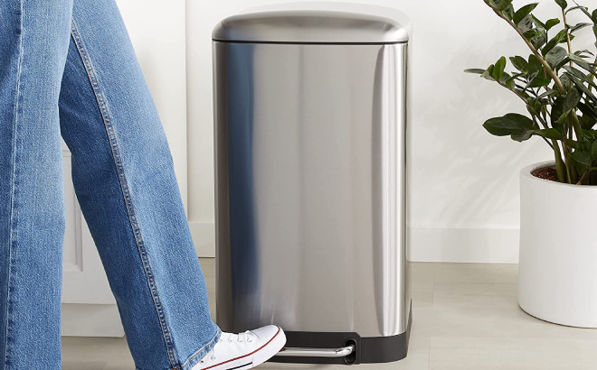 Amazon Basics 40 Liter Trash Can