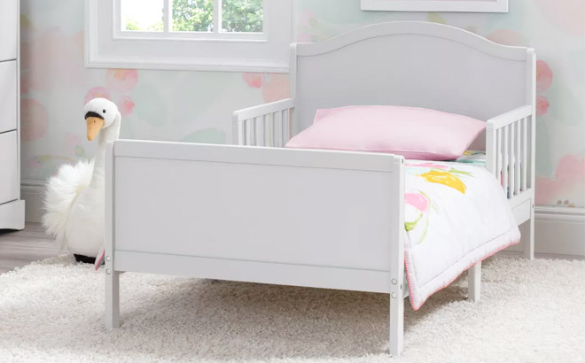 Delta Children Bennett Toddler Bed