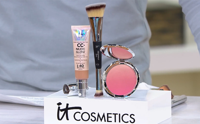 IT Cosmetics CC Nude Glow SPF40 Foundation with Blush Brush