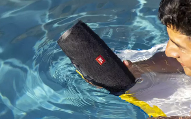 JBL Charge 4 Personalized held above Water