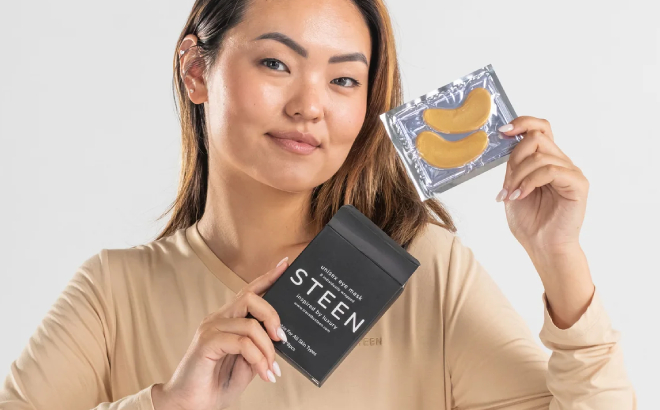 Lady Holding a Steen Gold Collagen Under Eye Mask