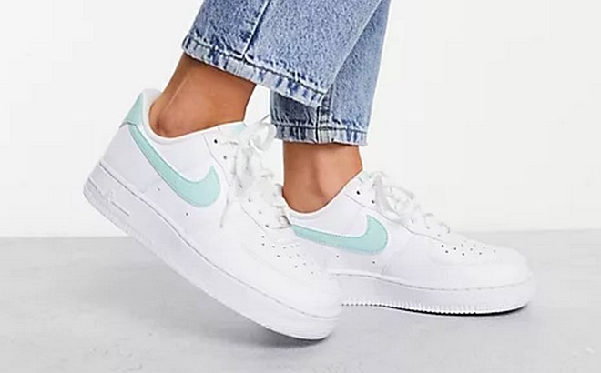 Nike Air Force 1 07 sneakers in white blue