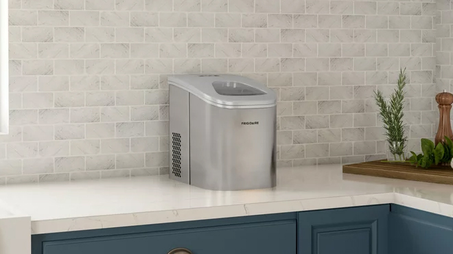 Frigidaire 26 lb Countertop Ice Maker in Stainless Steel