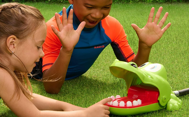 Hasbro Kids Crocodile Dentist Splash Water Game