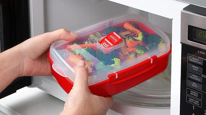 Sistema Food Container taken out form the microwave oven