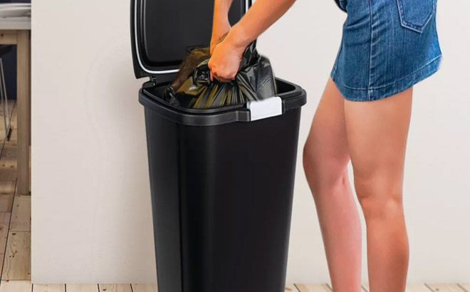 an Image of a Hefty 13 Gallon Odor Block Trash Can