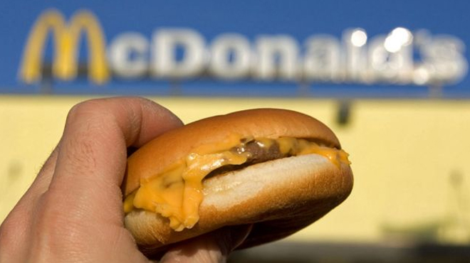 https://www.freestufffinder.com/wp-content/uploads/2023/09/Hand-holding-a-Mcdonald-hamburger.jpg