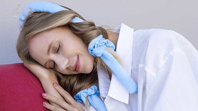 A lady wearing a Corated Heatless Curling Rod Headband