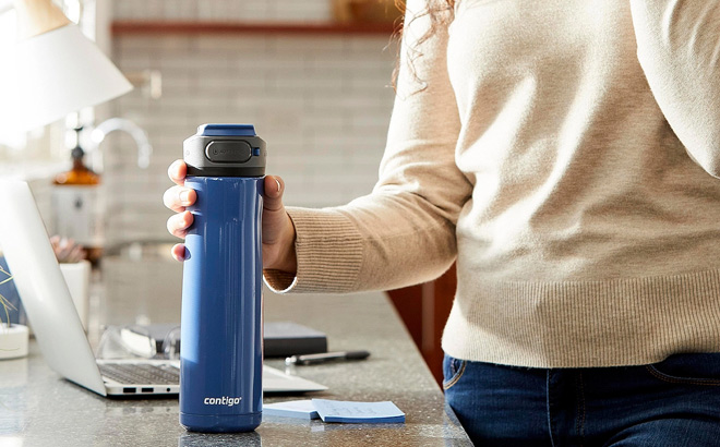 Hand Holding Contigo Cortland Chill 2 0 24 oz Stainless Steel Water Bottle with AUTOSEAL Lid in Blue Corn Color