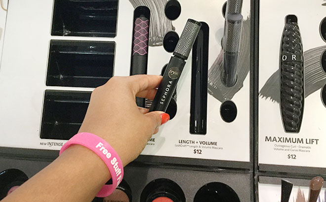 Sephora Collection Lashcraft Volumizing Mascara in Hand