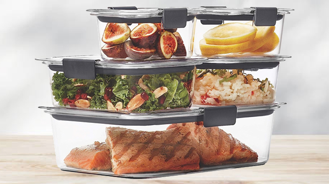 Rubbermaid Brilliance 5 Pack Food Storage Containers on a Table