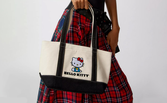 Hand Holding a BAGGU X Hello Kitty Small Heavyweight Canvas Tote