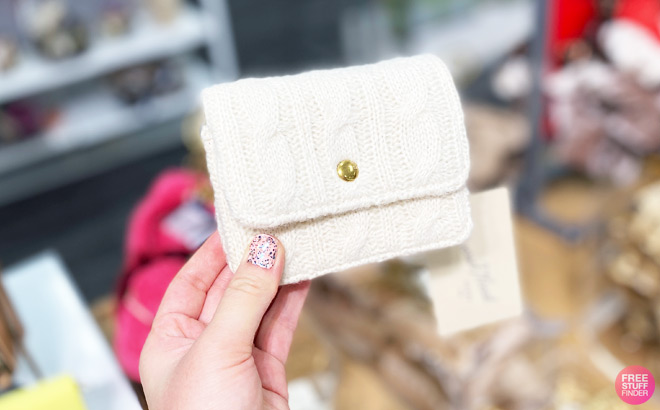 a Hand Holding Universal Thread Chain Card Case