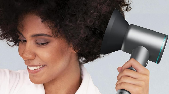 A Person Using a Yinole Hair Dryer to dry her hair