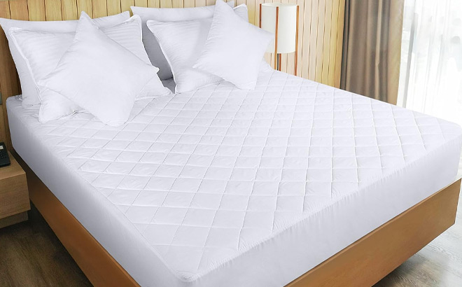 Utopia Bedding Quilted Fitted Mattress Pad in Queen Size