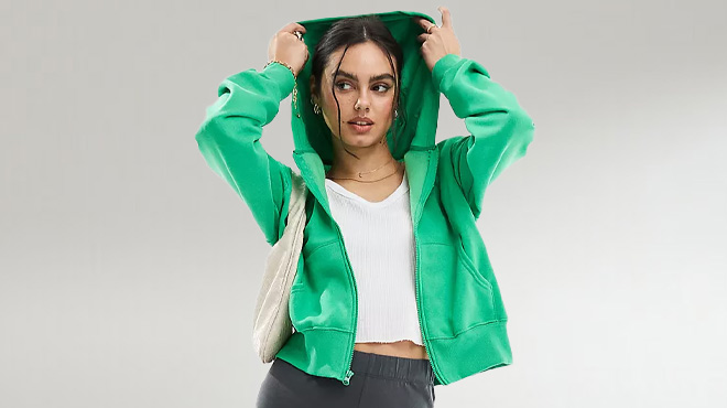 A Woman Wearing The North Face Evolution Full Zip Jacket in Green