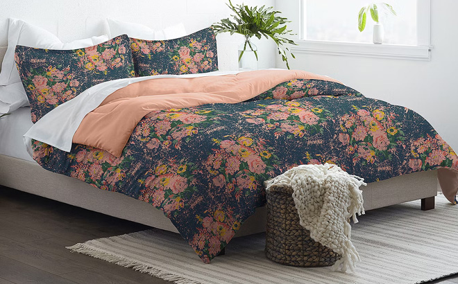 Casual Comfort Banquet Floral Lightweight Reversible Comforter Set