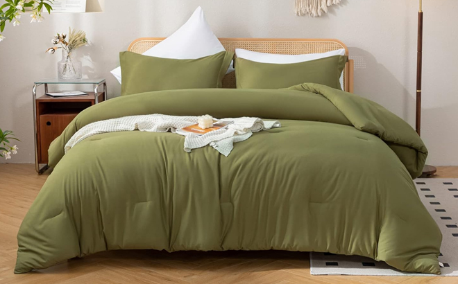 Janzaa 7 Piece Queen Comforter Set in Olive Green