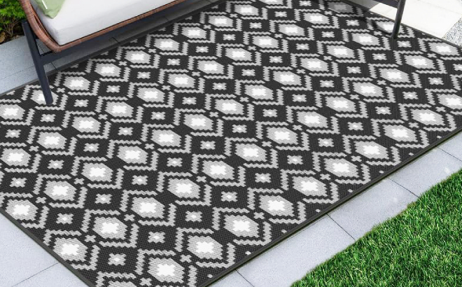 Romrol Outdoor Plastic Straw Black and White Rug