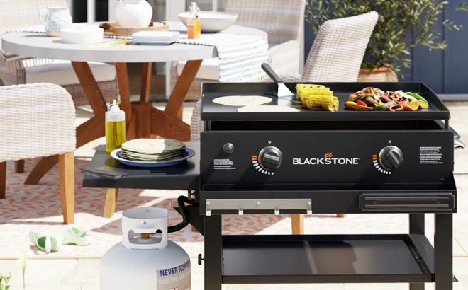 Blackstone Griddle with Front Shelf and Cover