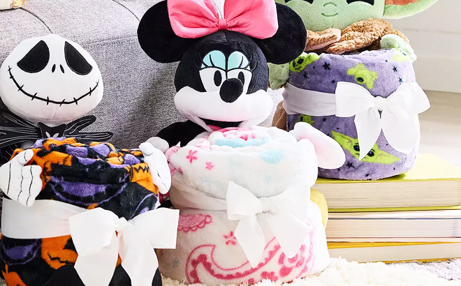 Disneys Minnie Mouse Buddy Throw Set