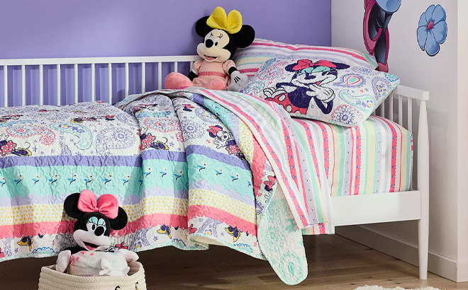 Disneys Minnie Paisley Quilt Set with Shams