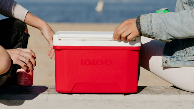 Igloo 9 Quart Laguna Ice Chest Cooler in Red