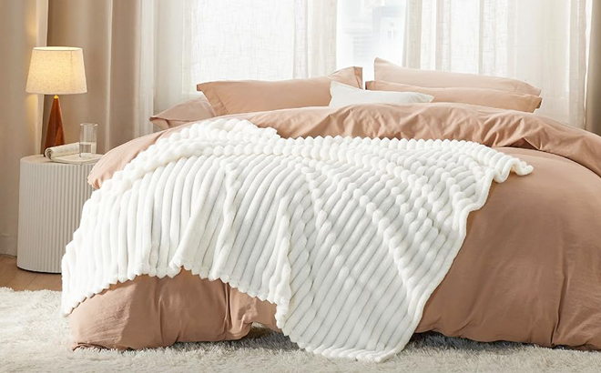 A Bedsure White Fleece Twin Blanket on a Bed