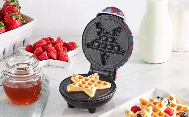 Dash Mini Americana Waffle Maker