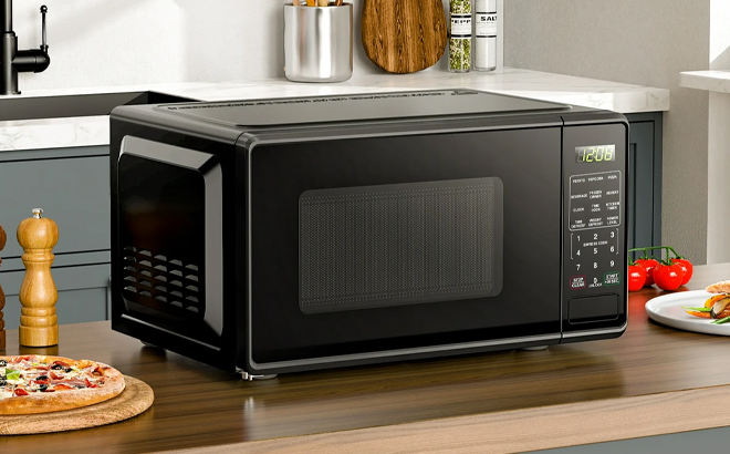 Mainstays 0 7 Cu ft Countertop Microwave Oven in Black