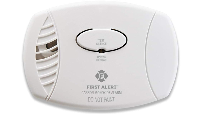 First Alert CO605 Plug In Carbon Monoxide Detector with Battery Backup