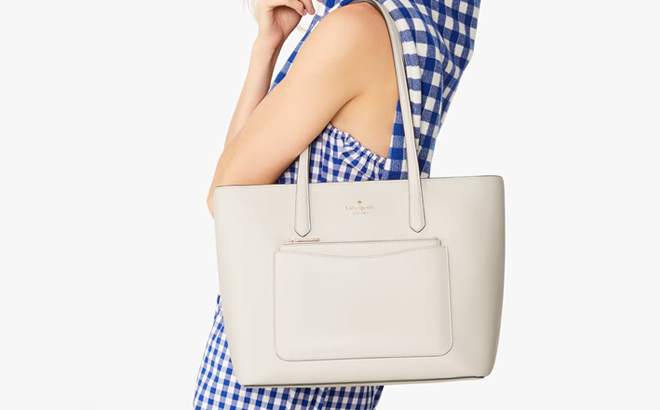 Model Wearing Kate Spade Tote Set