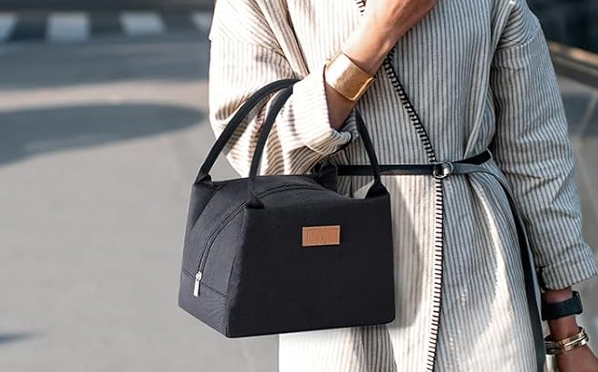 A Person Carrying the Lifewit Reusable Lunch Bag