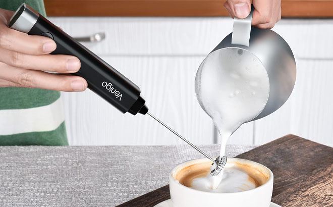 A Person Using the Venigo Handheld Milk Frother