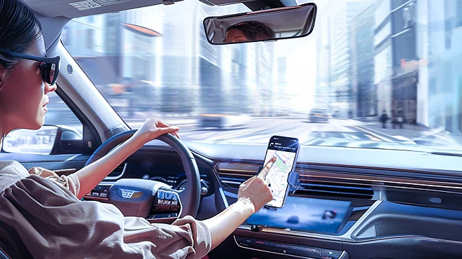 A person driving her car while using a phone attached to a Lisen Phone Holder