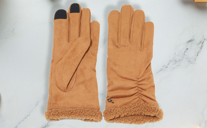 Koolaburra by UGG Fuzzy Ruched Touch Screen Gloves in Chestnut Tan