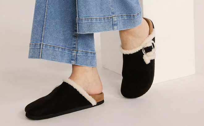 Time and Tru Womens Faux Shearling Cozy Buckle Clogs in Black Color