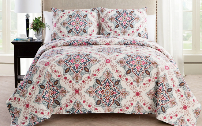 VCNY Home Wyndham 3 Piece Multicolor Medallion Quilt Set