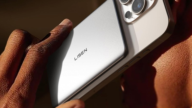 A person holding a phone with Lisen Ultra Slim MagSafe Power Bank